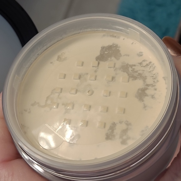 Laura Mercier Translucent Loose Setting Powder - Picture 3 of 4